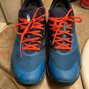 North Face Men’s low hikers-sz 11.5